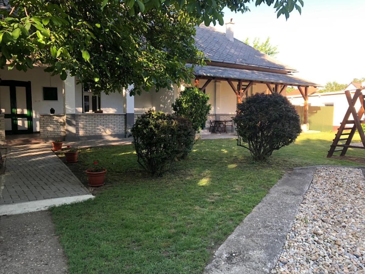 Tisza-Kert Apartmanok Tiszafured Exterior photo